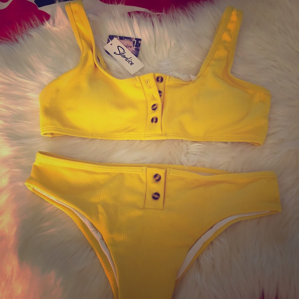 Yellow bikini 👙